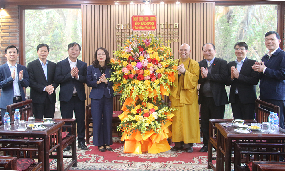  Phó Bí thư Thường trực Tỉnh ủy Nguyễn Thị Hương thăm, chúc Tết Thượng tọa Thích Đức Thiện